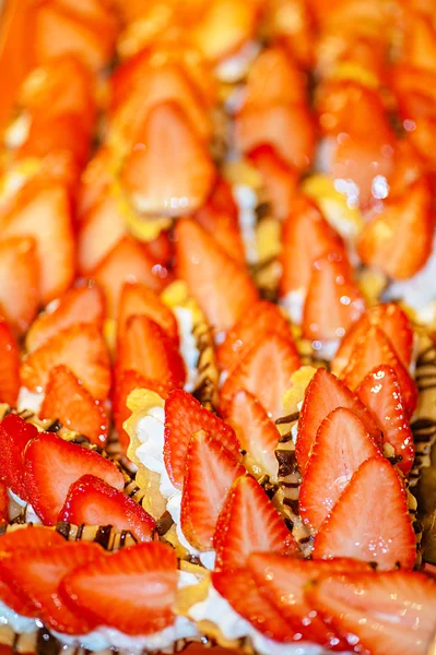 Cake with strawberries — Stock Photo, Image