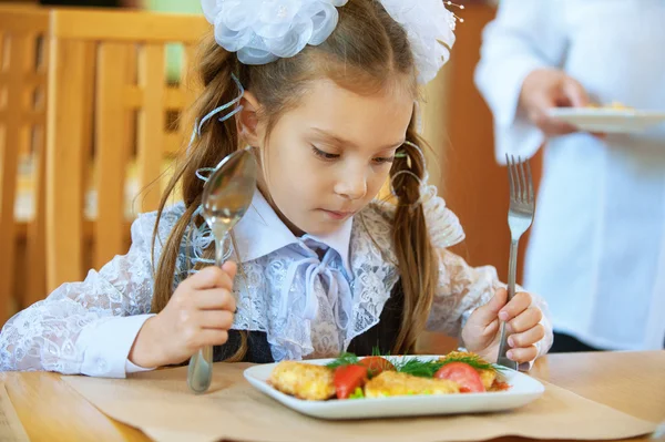 Petite fille avec cuillère et fourchette — Photo