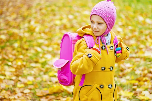 Niña con mochila rosa va a la escuela —  Fotos de Stock