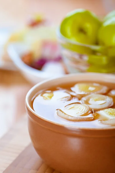 Тарелка лукового супа — стоковое фото