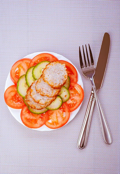 Sliced meatballs, tomato and cucumber — Stock Photo, Image