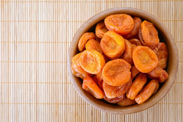 Plato con albaricoques secos —  Fotos de Stock