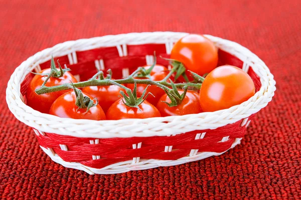 Cesta com tomates maduros — Fotografia de Stock