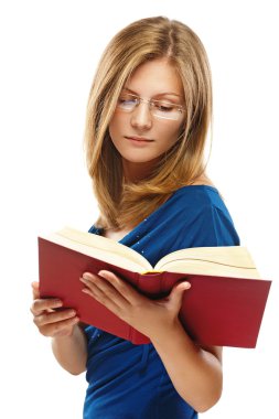 mavi elbiseli genç kadın kırmızı kitap okur