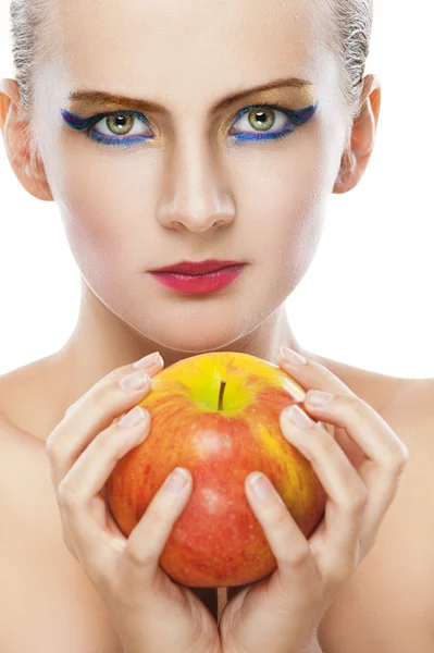 Ung kvinna på nära håll med stort rött äpple — Stockfoto