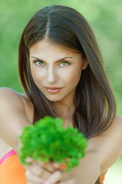 Gyönyörű fiatal nő, petrezselyem — Stock Fotó
