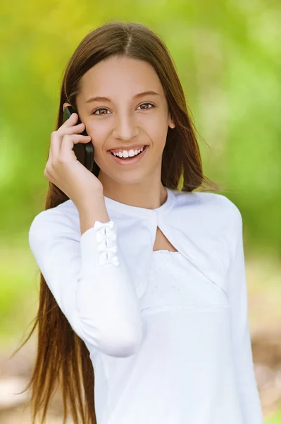 Sorridente ragazza adolescente che parla sul telefono cellulare — Foto Stock