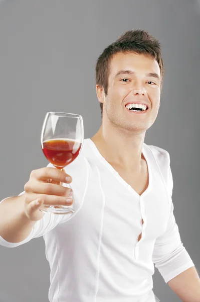 Bel homme soulève pain grillé sur verre de vin — Photo