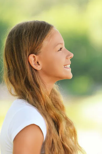 Jovem bela menina sorridente no perfil — Fotografia de Stock