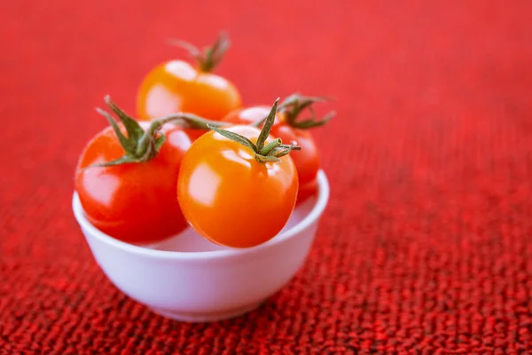 Tomates en plato blanco — Foto de Stock