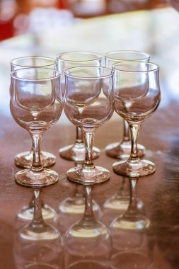 altı boş kristal şarap gözlük