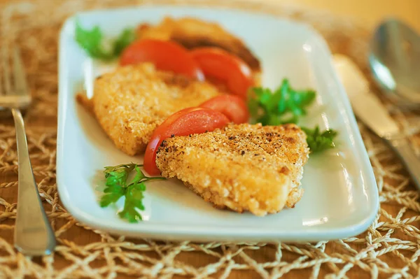 Fish and tomatoes in plate — Stock Photo, Image