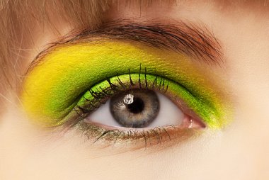 genç ve kadın ile göz farı maskara