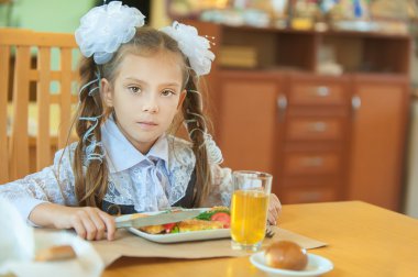 büyük beyaz yay ile güzel kız