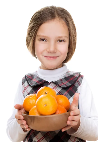 Menina bonita segurando tigela de laranjas maduras — Fotografia de Stock