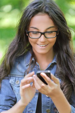 esmer genç kadın mesajı okur