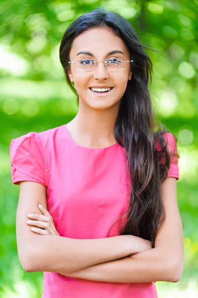 Mörkhårig ung kvinna i rosa klänning — Stockfoto