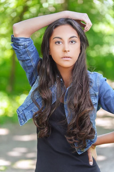 Kot ceket siyah saçlı genç kadın — Stok fotoğraf