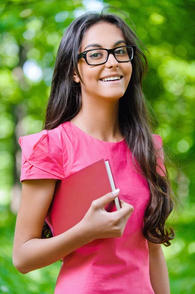 Joven morena con libro rojo — Foto de Stock