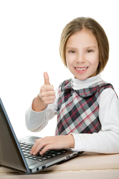 Schönes Mädchen sitzt am Laptop — Stockfoto