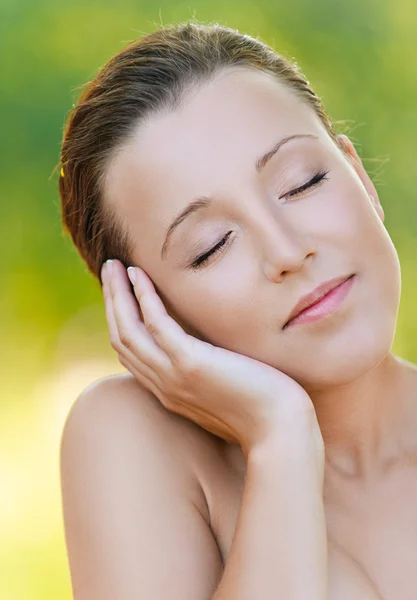 Portrait of young beautiful woman — Stock Photo, Image