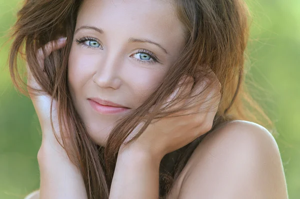 Retrato de una hermosa chica sonriente de cabello oscuro —  Fotos de Stock