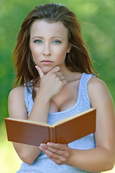 Retrato de chica atractiva lectura libro — Foto de Stock