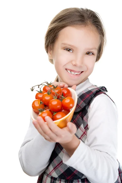 Χαμογελώντας κοριτσάκι που κρατάει κόκκινες ντομάτες — Φωτογραφία Αρχείου