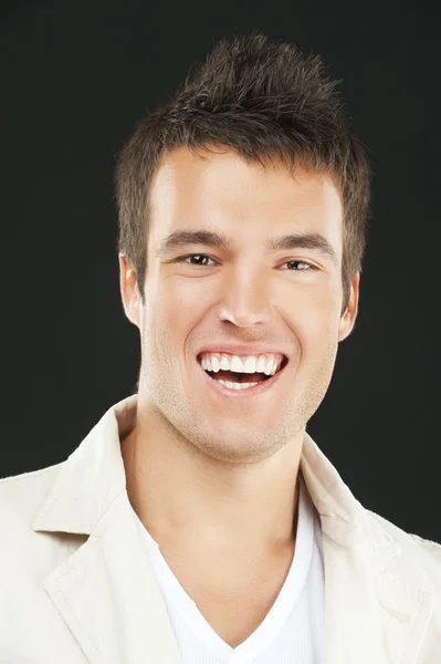 Jovem sorridente em camisa branca — Fotografia de Stock