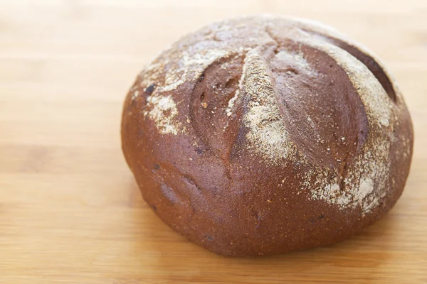 Roggen rund um frisch gebackenes Brot — Stockfoto