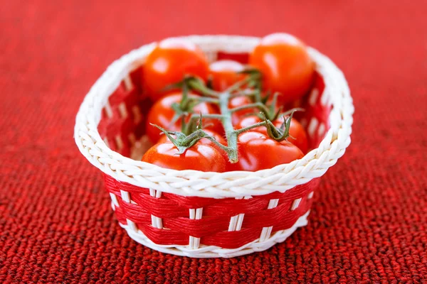 Cesta con tomates maduros —  Fotos de Stock