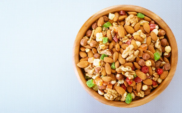 Assiette en bois avec une variété d'ingrédients — Photo