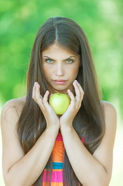 Ritratto donna piuttosto seria mani mela gialla — Foto Stock