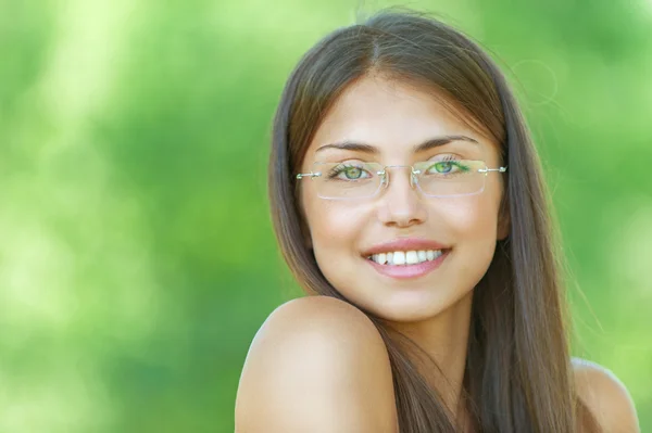 Mooi meisje donkere close-ups kort haar bril — Stockfoto