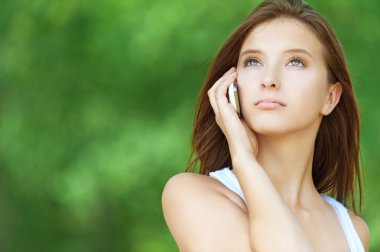 genç kadın konuşan telefon