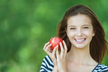 çekici kız yeme elma portresi