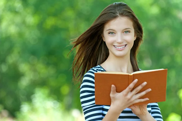 Sorridente libro di lettura donna — Foto Stock