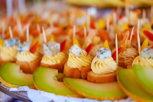 Tartaletas con crema, queso y melones —  Fotos de Stock