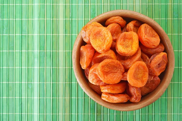 Tallrik med torkade aprikoser — Stockfoto
