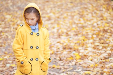 sarı ceketli hüzünlü güzel kız