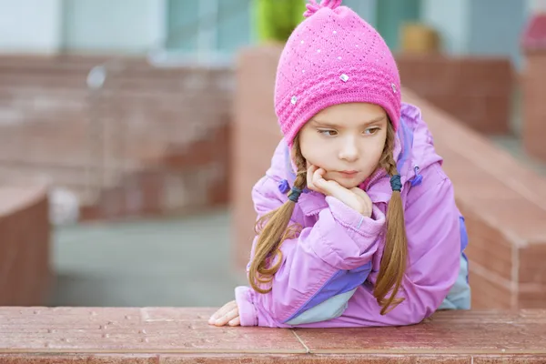 Niña en sombrero rosa y chaqueta —  Fotos de Stock