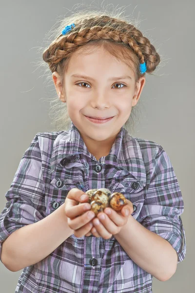 Petite fille avec des œufs de caille — Photo