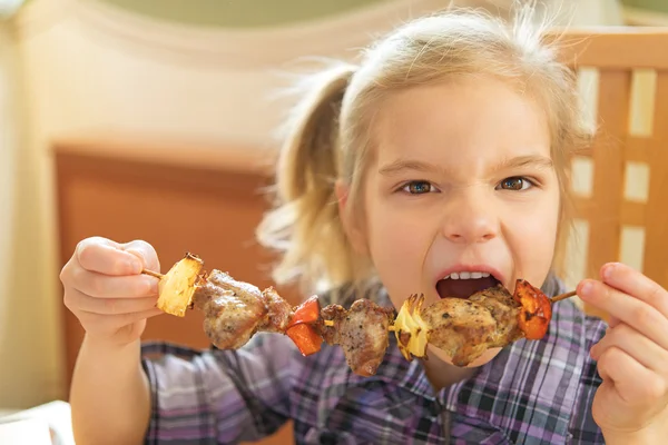 Beautiful smiling girl eating kebab — Stock Photo, Image