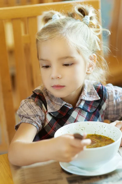 Girl-preschooler eats a tasty meal — Stock Photo, Image