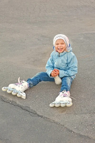 Hermosa chica sonriente con rodillos sentado —  Fotos de Stock