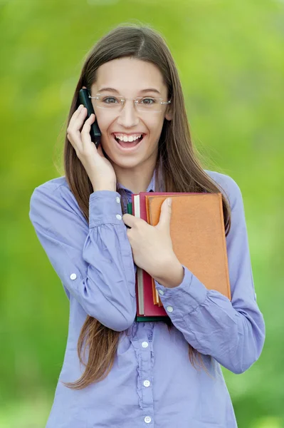 Chica adolescente en el teléfono celular dice — Foto de Stock