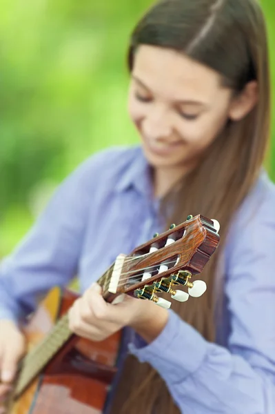 Χαμογελαστή έφηβη που παίζει κιθάρα — Φωτογραφία Αρχείου