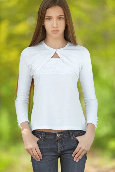 Vacker tonårig flicka i vit klänning — Stockfoto
