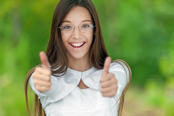 Sorrindo adolescente pega grandes polegares para cima — Fotografia de Stock