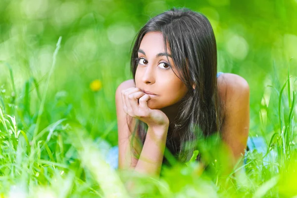 Retrato de una hermosa joven de pelo largo — Foto de Stock